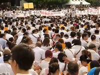 白衫軍湧凱道，十萬人穿白T討公道。