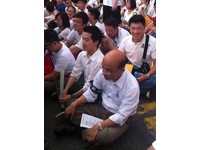 萬人白T凱道送仲丘／蘇貞昌跟子弟兵坐在凱道，跟民眾一起要真相。（圖／記者林政平攝）