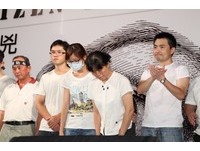 淚送洪仲丘！洪家大姐洪慈庸、洪媽媽上凱道感謝大家，也請大家幫洪仲丘默哀。(圖／記者徐文彬攝)