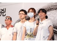 淚送洪仲丘！洪家大姐洪慈庸、洪媽媽上凱道感謝大家，也請大家幫洪仲丘默哀。(圖／記者徐文彬攝)
