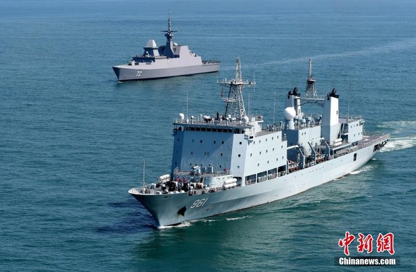 ▲▼圖為中國海軍綜合補給艦軍山湖艦（右）與新加坡新加坡海軍“忠誠”號護衛艦（左）補給機動佔位演練。（圖／中新社）