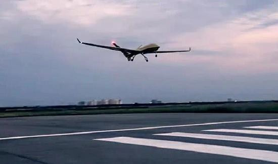 中國電科38所研製的「天哨」無人預警機近日首飛成功，首度採用共形天線設計。（圖／翻攝自新浪軍事）