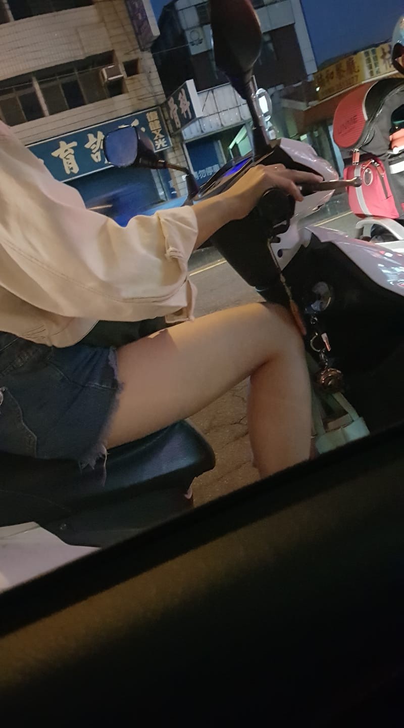 汽車門打不開！他一抬頭見「絕美白嫩腿」（圖／翻攝爆廢公社）