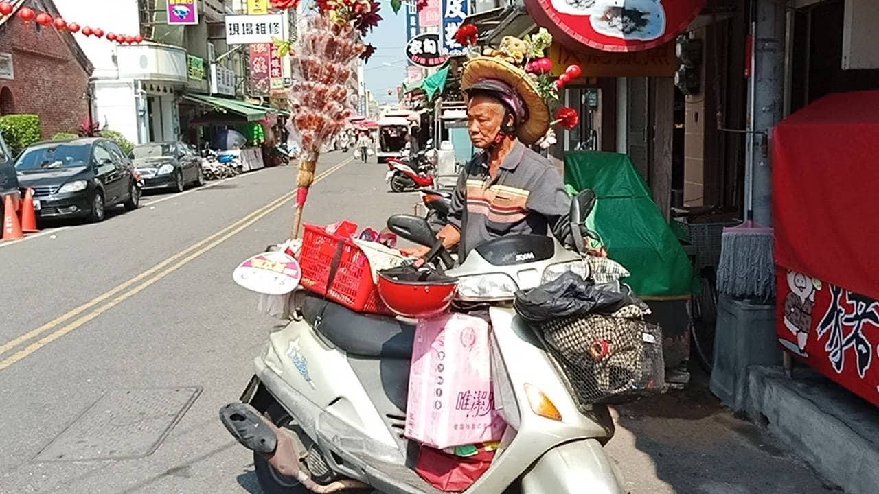 ▲▼ 77歲陳伯伯日騎近百里叫賣糖葫蘆            。（圖／臉書「光線」提供）