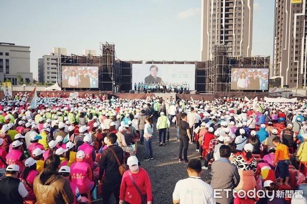 ▲總統蔡英文為爭取連任的桃園市長鄭文燦站台表示，只有民進黨執政，才看到桃園的價值與未來，籲選民票投市政推動5告讚的5號鄭文燦市長。（圖／鄭文燦競選總部提供）