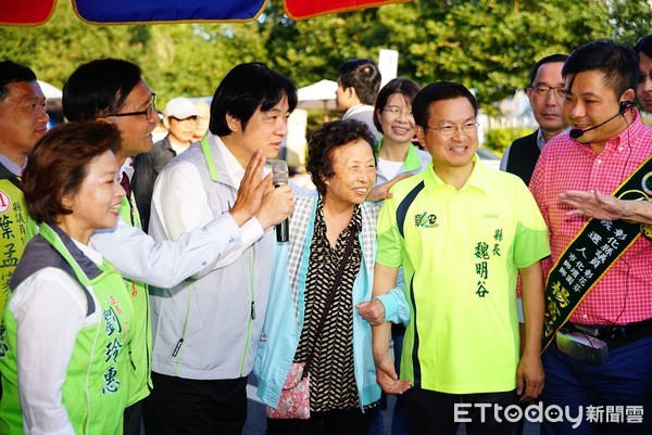 ▲▼ 賴清德陪同魏明谷上八卦山，王惠美到溪湖市場，掃街握手拜票。（圖／記者唐詠絮翻攝，以下同）