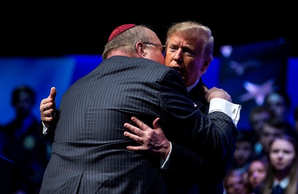 ▲▼ 美國總統川普在匹茲堡槍擊後，邀請牧師與一名猶太教拉比上台禱告。（圖／路透）