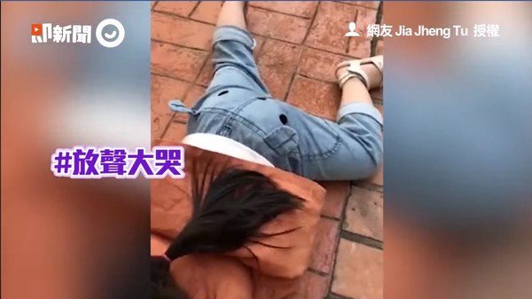 ▲▼2歲女兒笑開花飛撲把拔懷抱 遭「慢速處理」...下秒倒地爆哭。（圖／網友Jia Jheng Tu提供）