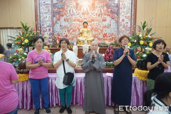 ▲台南市安平觀音亭盛大舉辦祝壽法會及「觀音佛誕平安宴」，來自全國信眾返廟向觀世音菩薩上香祝壽祈福，中午平安宴席開270桌更是盛況空前。（圖／記者林悅翻攝）