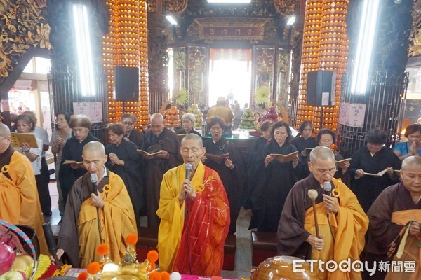 ▲台南市安平觀音亭盛大舉辦祝壽法會及「觀音佛誕平安宴」，來自全國信眾返廟向觀世音菩薩上香祝壽祈福，中午平安宴席開270桌更是盛況空前。（圖／記者林悅翻攝）