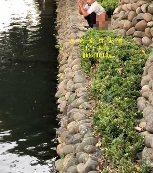 ▲▼新竹護城河畔出現大叔隨地便溺。（圖／翻攝自Facebook／黑色豪門企業）