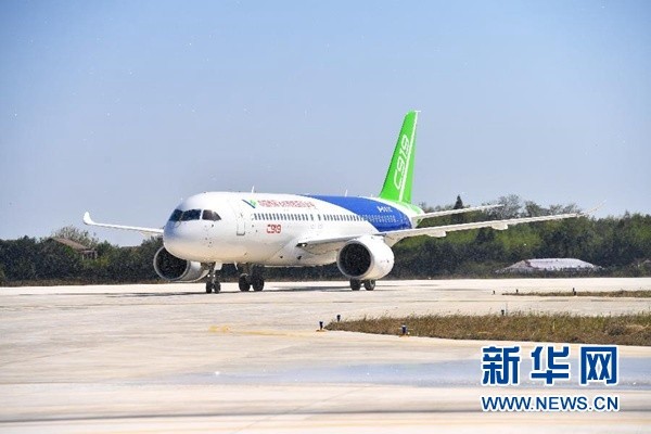 ▲▼C919大型客機第二架機在南昌瑤湖機場跑道滑行。（圖／新華社）