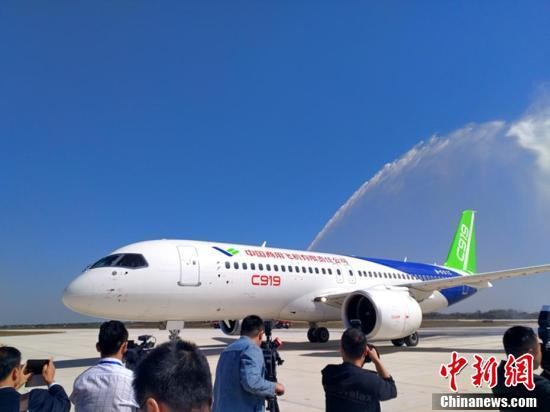▲▼C919大型客機在南昌瑤湖機場。（圖／中新社）
