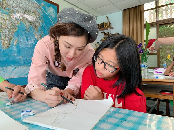 ▲▼網紅格格參與志工活動與Annie老師教導霞雲國小的小朋友們繪畫技巧。（圖／讀者提供）