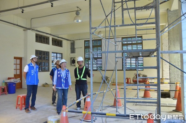 ▲「吉安買菸場」歷史建築整建為「吉安買菸廠故事館暨吉野生活館」吉安鄉長黃馨工程視察表示，將吸引洄游青年返鄉生根發展。（圖／吉安鄉公所提供，下同）