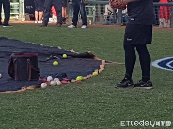 ▲統一獅用網球練打下勾球。（圖／記者歐建智攝）