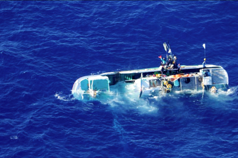 ▲▼台漁船硫磺島左傾翻覆「8人爬右舷」求救　日直升機4小時救出。（圖／海上保安本部第三管區）