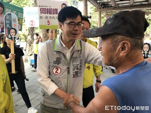 陳其邁到市場、公園拜票。（圖／記者宋德威攝）