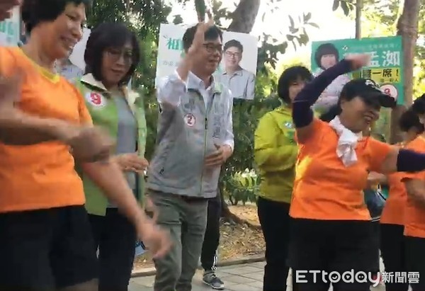 陳其邁到市場、公園拜票。（圖／記者宋德威攝）