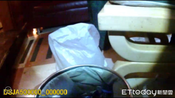▲員警自垃圾桶內再翻出毒品殘渣袋。（圖／中壢警分局提供）