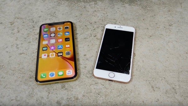 ▲iPhone XR與iPhone 8跌落測試，iPhone 8螢幕慘烈犧牲。（圖／翻攝自9to5mac）