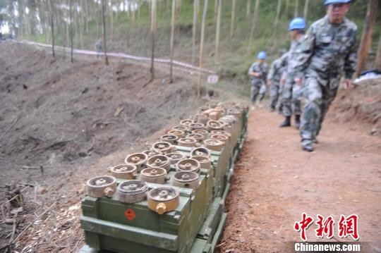 ▲▼中越邊境廣西憑祥市法卡山地區的深排雷場通道旁，擺放著掃雷隊在該雷場搜排出的數十枚地雷。（圖／翻攝自中新網）