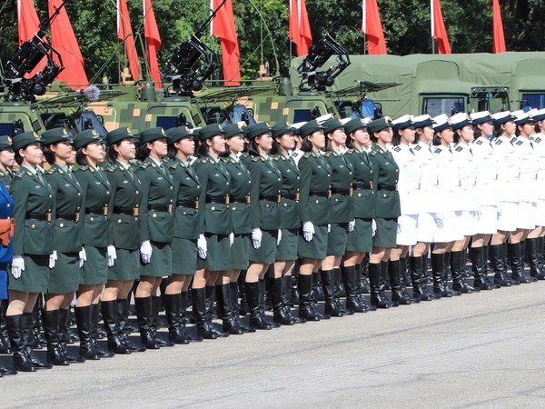 解放軍駐港部隊女兵接受習近平檢閱。（圖／翻攝自新華網）