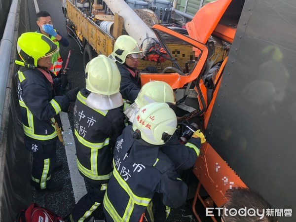 ▲貨運車追撞工程車，電線桿插入奪命。（圖／記者唐詠絮翻攝，以下同）