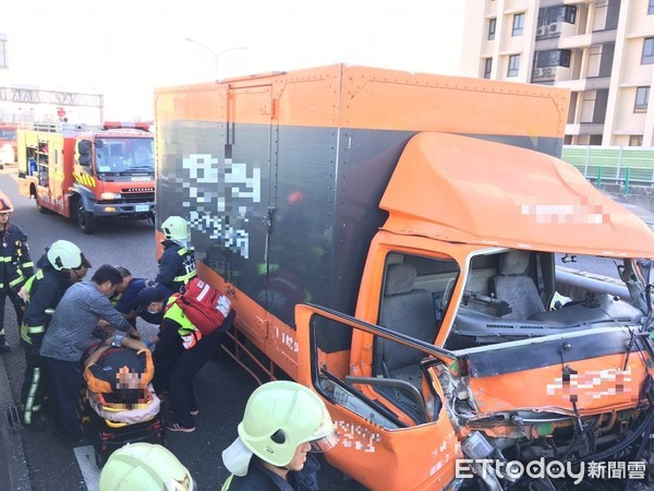 ▲貨運車追撞工程車，電線桿插入奪命。（圖／記者唐詠絮翻攝，以下同）