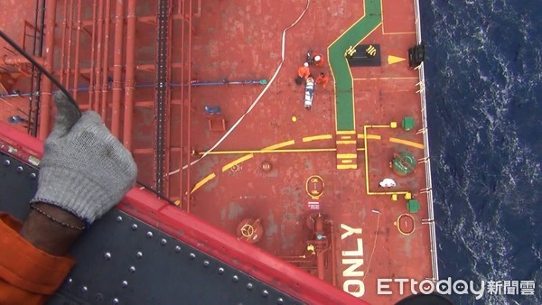 ▲台東黑鷹直升機於綠島附近海域一艘賴比瑞亞籍油輪上空，以吊掛方式救援一名菲律賓籍傷患。（圖／空勤總隊提供，下同）
