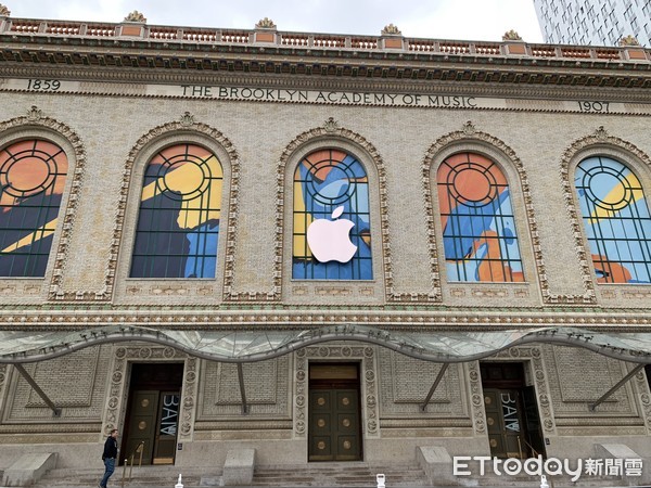 ▲▼蘋果Logo躍上布魯克林音樂學院外觀。（圖／記者邱倢芯攝）