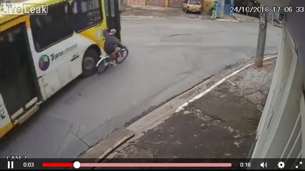 偷懶扶公車，單車少年過彎遭輾殺。（圖／翻攝自LiveLeak／stainless）