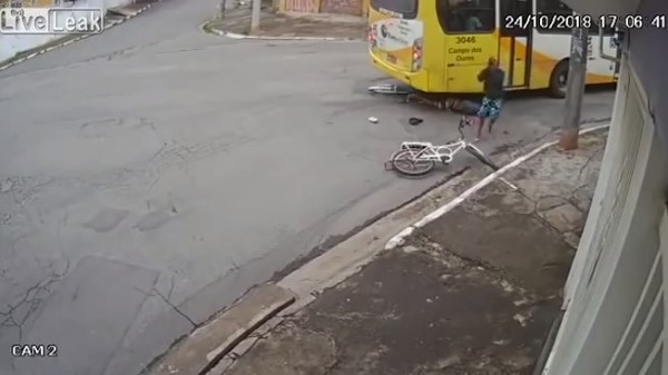 偷懶扶公車，單車少年過彎遭輾殺。（圖／翻攝自LiveLeak／stainless）