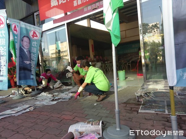 ▲▼嘉義市長涂醒哲競選總部遭不明人士潑漆。（圖／讀者提供，下同）