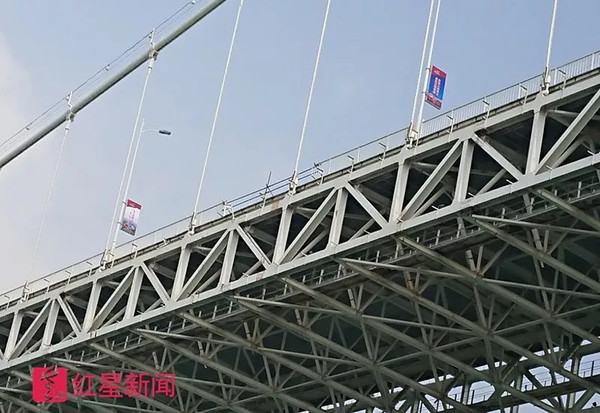 ▲▼重慶公車墜江事故，橋上已被修復。（圖／紅星新聞）