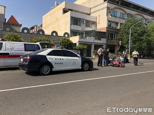 ▲▼高雄前鎮區發生一起機車追撞車禍，其一機車駕駛帶了1隻「法鬥」，犬隻遭彈飛又拉回，犬隻看見警方與救護人員到場嚇得直發抖，兩眼超萌。（圖／記者宋德威攝）