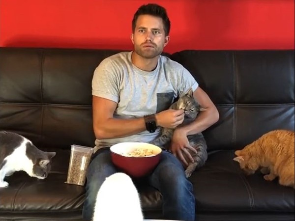 ▲▼加州演員Nathan Kehn看電影還要忙著餵食四隻主子。（圖／翻攝自Instagram帳號「nathanthecatlady」）