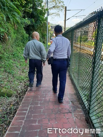 ▲ 基隆婦幼館站牌有怪運將，停車「自嗨」嚇壞女公車族。（圖／記者郭世賢翻攝）