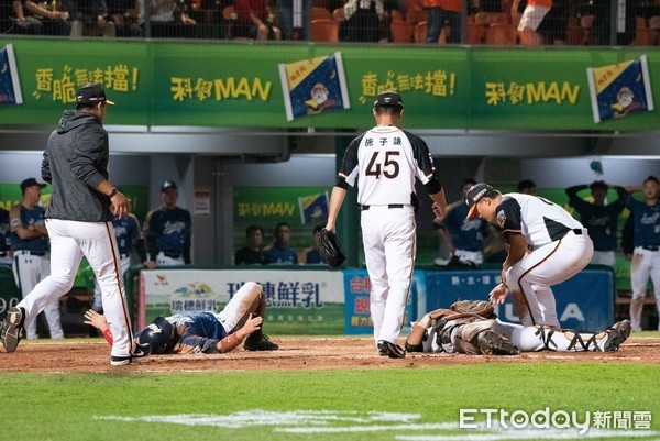 ▲▼中華職棒總冠軍賽第3戰,Lamigo桃猿統一獅,劉時豪衝本壘遭林祐樂觸殺出局。（圖／記者季相儒攝）
