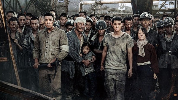 ▲韓國電影《軍艦島》，說的正日本殖民時在朝 鮮半島強徵勞工的故事。（圖／劇照)