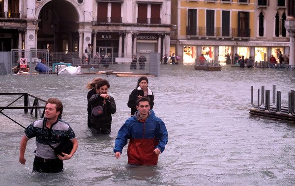 ▲▼義大利受暴雨侵襲，威尼斯出現10年最嚴重淹水。（圖／路透）