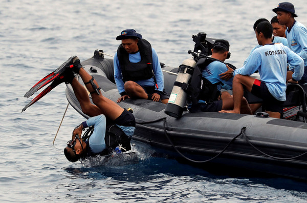 ▲印尼獅航JT610墜海，搜救人員持續打撈中。（圖／路透社）