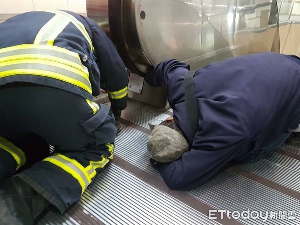 ▲▼捷運大直站男子右手指一小截遭電扶梯夾住、挫傷。（圖／記者黃彥傑翻攝）