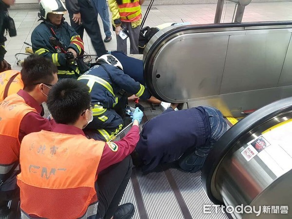 ▲▼捷運大直站男子右手指一小截遭電扶梯夾住、挫傷。（圖／記者黃彥傑翻攝）
