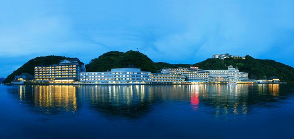 ▲勝浦溫泉飯店蓋在小島上，入住飯店可享受遠離塵囂的美好假期。（圖／翔笙旅行社提供）
