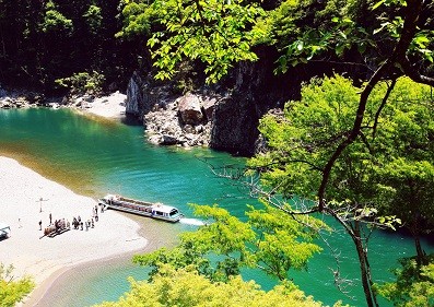 ▲搭瀞峽遊船，在大自然的懷抱中觀賞鬼斧神工的美景。（圖／翔笙旅行社提供）