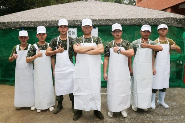 野戰伙房熱食追送　山隘行軍幕後英雄