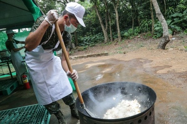 野戰伙房熱食追送　山隘行軍幕後英雄