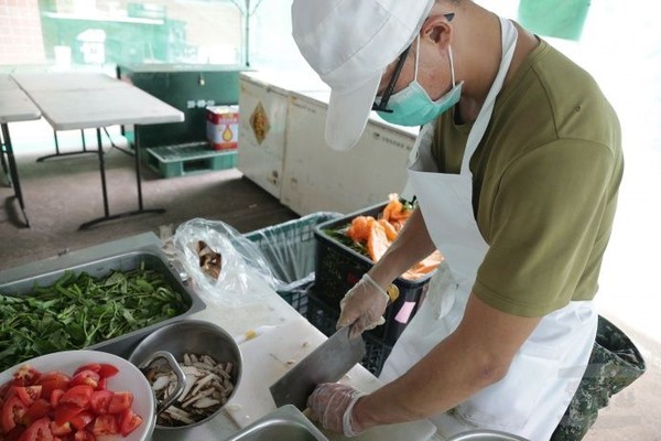 野戰伙房熱食追送　山隘行軍幕後英雄