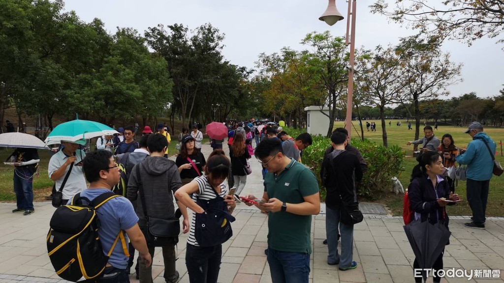 《Pokémon GO》台南稀有寶出籠　上百寶友低頭猛抓　玩家：抓好抓滿（圖／記者洪正達攝）